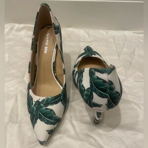 Gianni Bini Tropical Palm Leaf Pumps Size 8